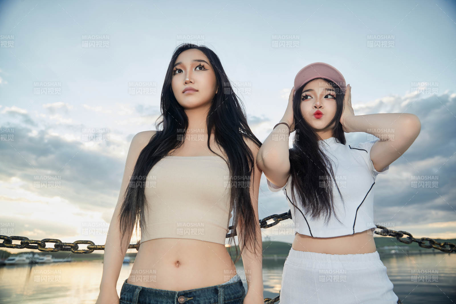 傍晚在湖邊欣賞風景拍照的亞洲美女們