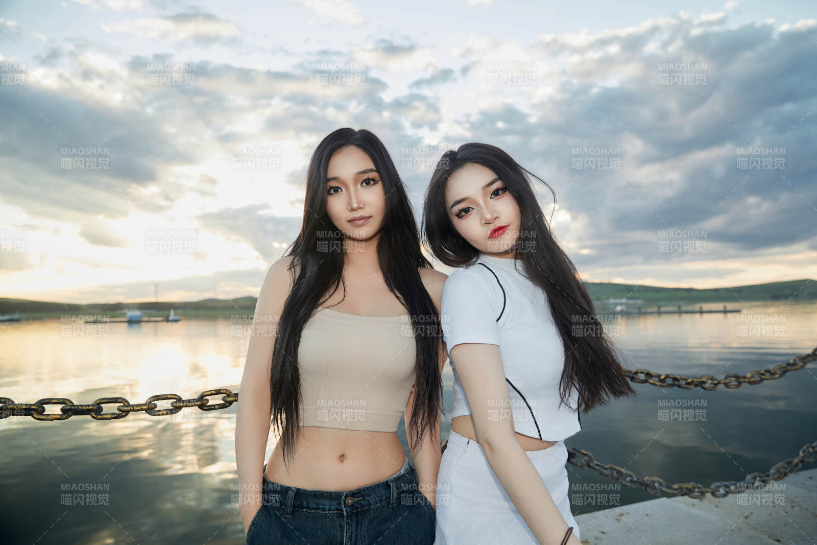 傍晚在湖邊欣賞風(fēng)景拍照的亞洲美女們