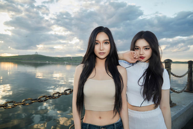 傍晚在湖边欣赏风景拍照的亚洲美女们