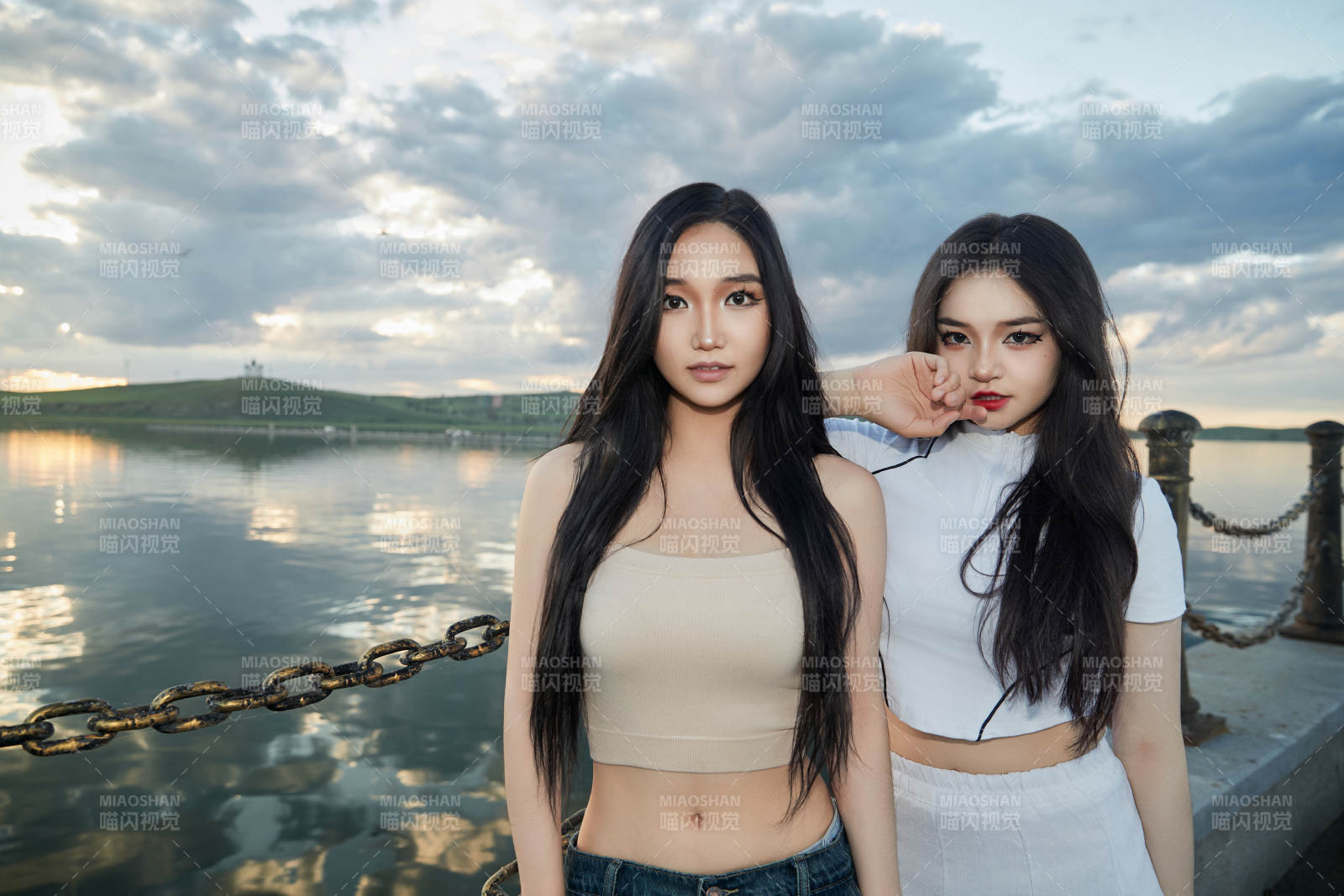 傍晚在湖边欣赏风景拍照的亚洲美女们