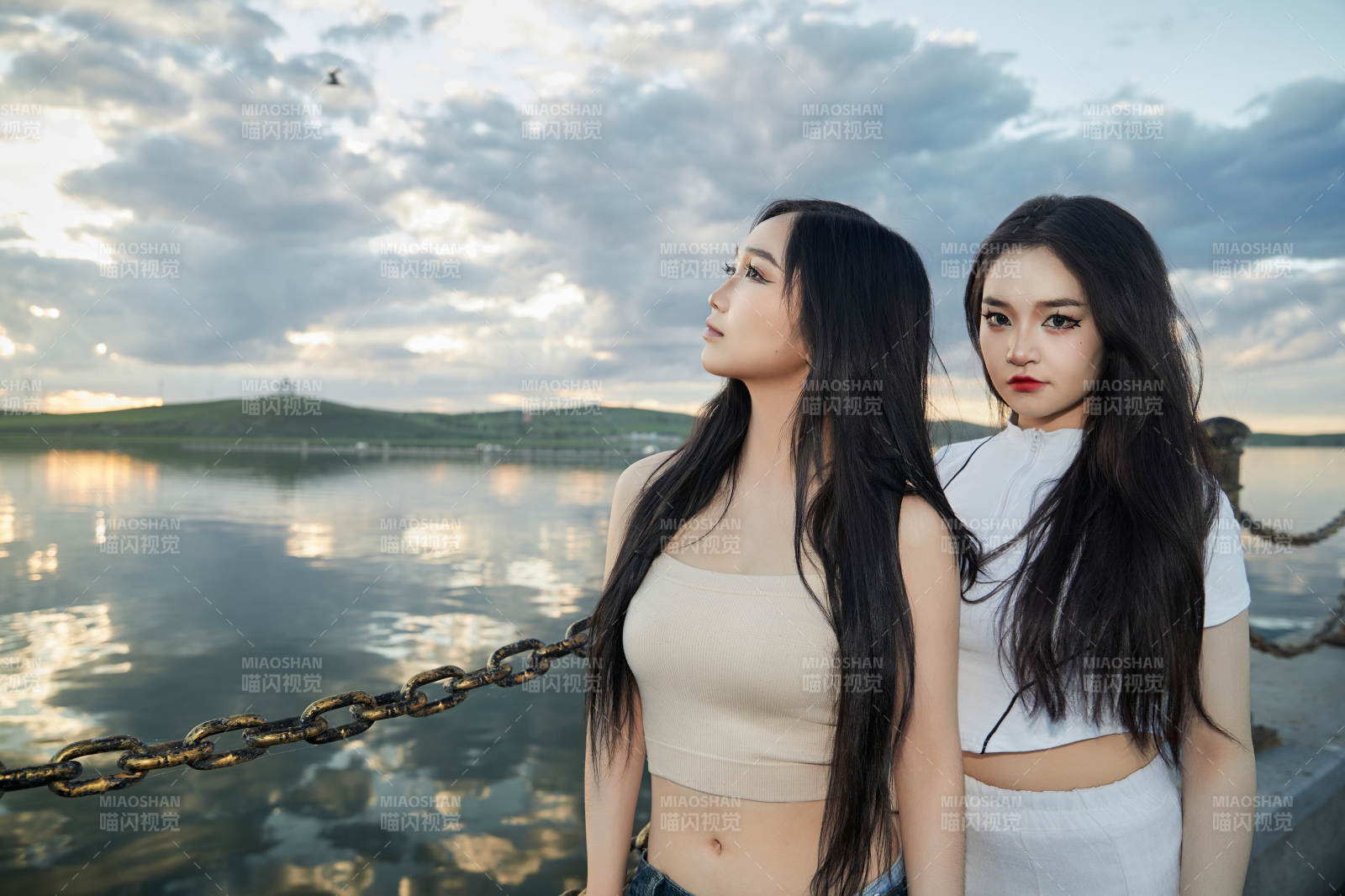 傍晚在湖邊欣賞風(fēng)景拍照的亞洲美女們