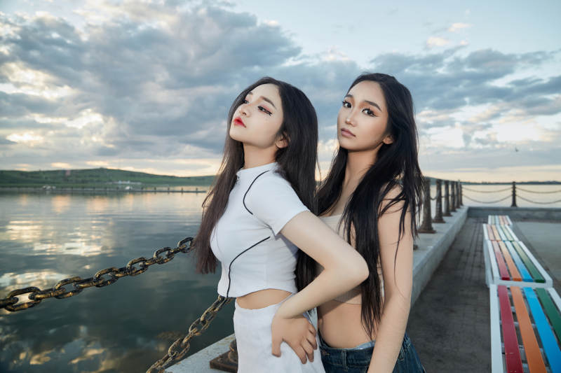 傍晚在湖边欣赏风景拍照的亚洲美女们