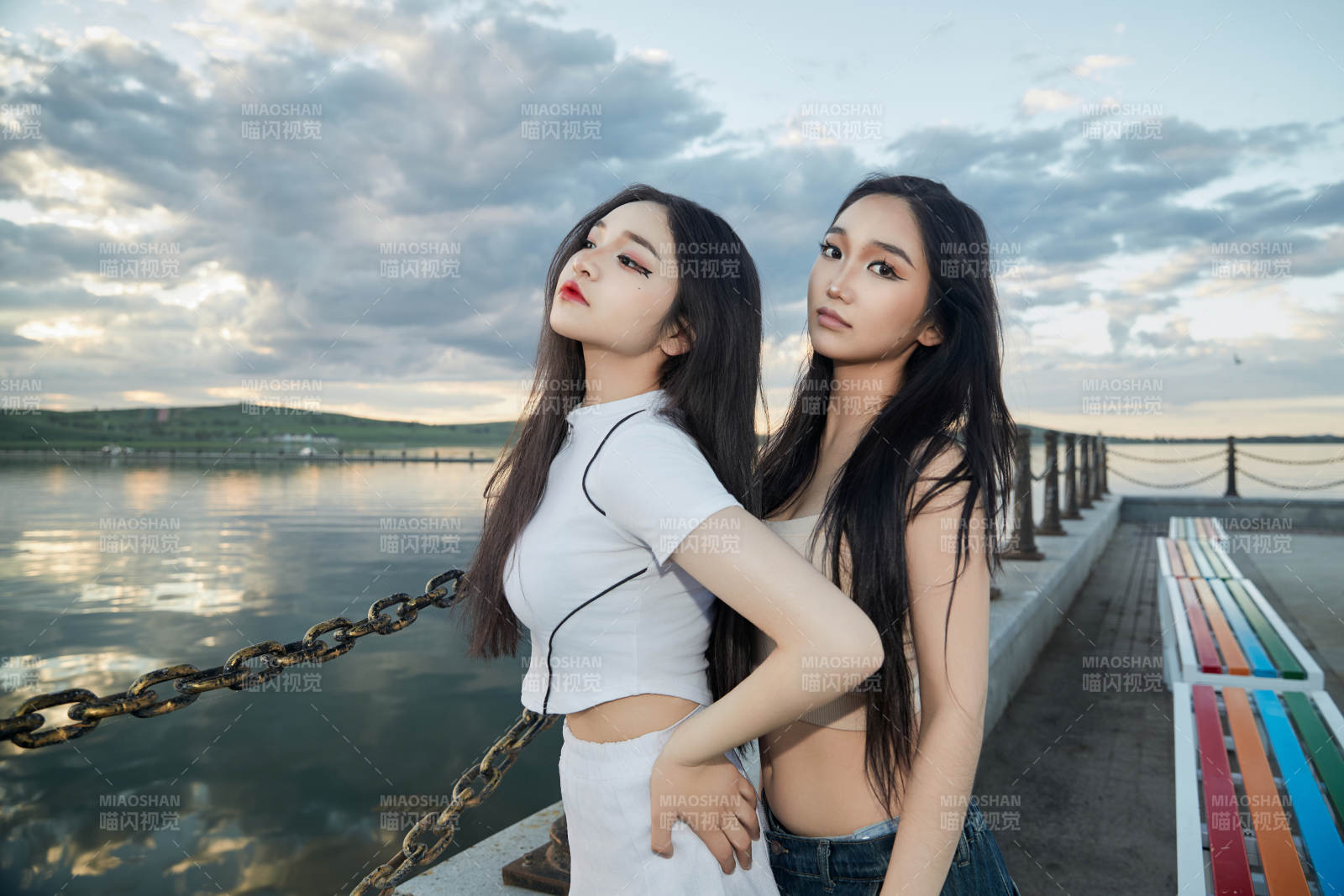 傍晚在湖边欣赏风景拍照的亚洲美女们