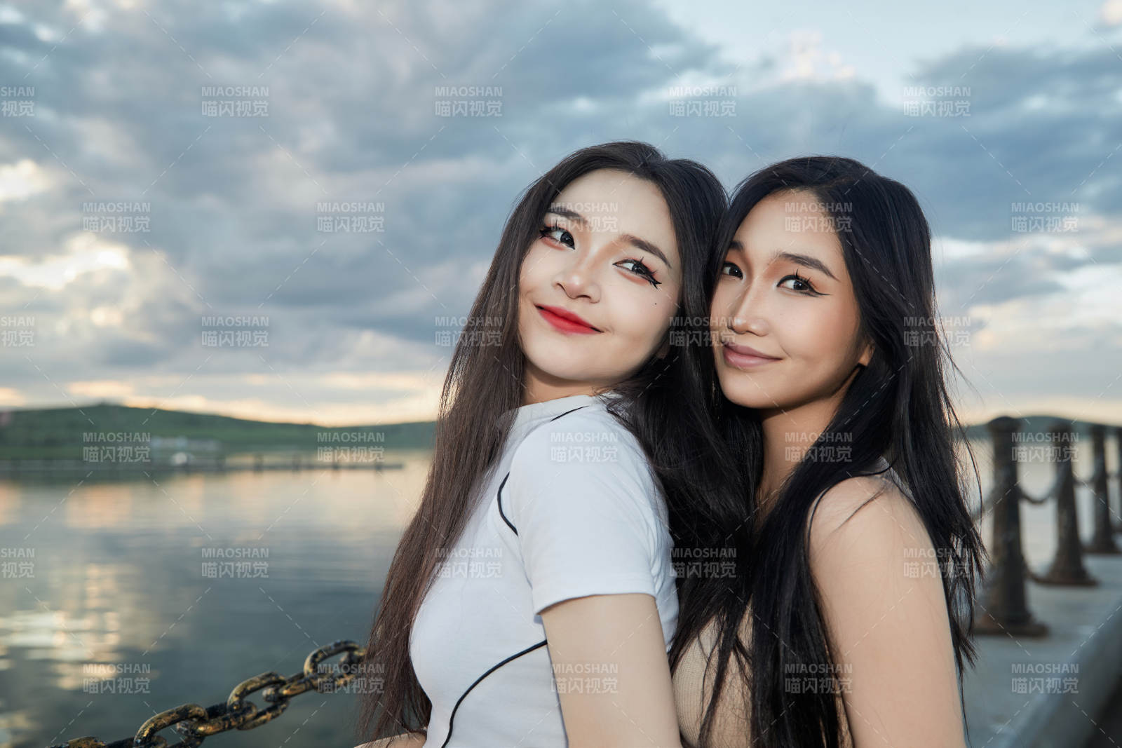 傍晚在湖邊欣賞風景拍照的亞洲美女們