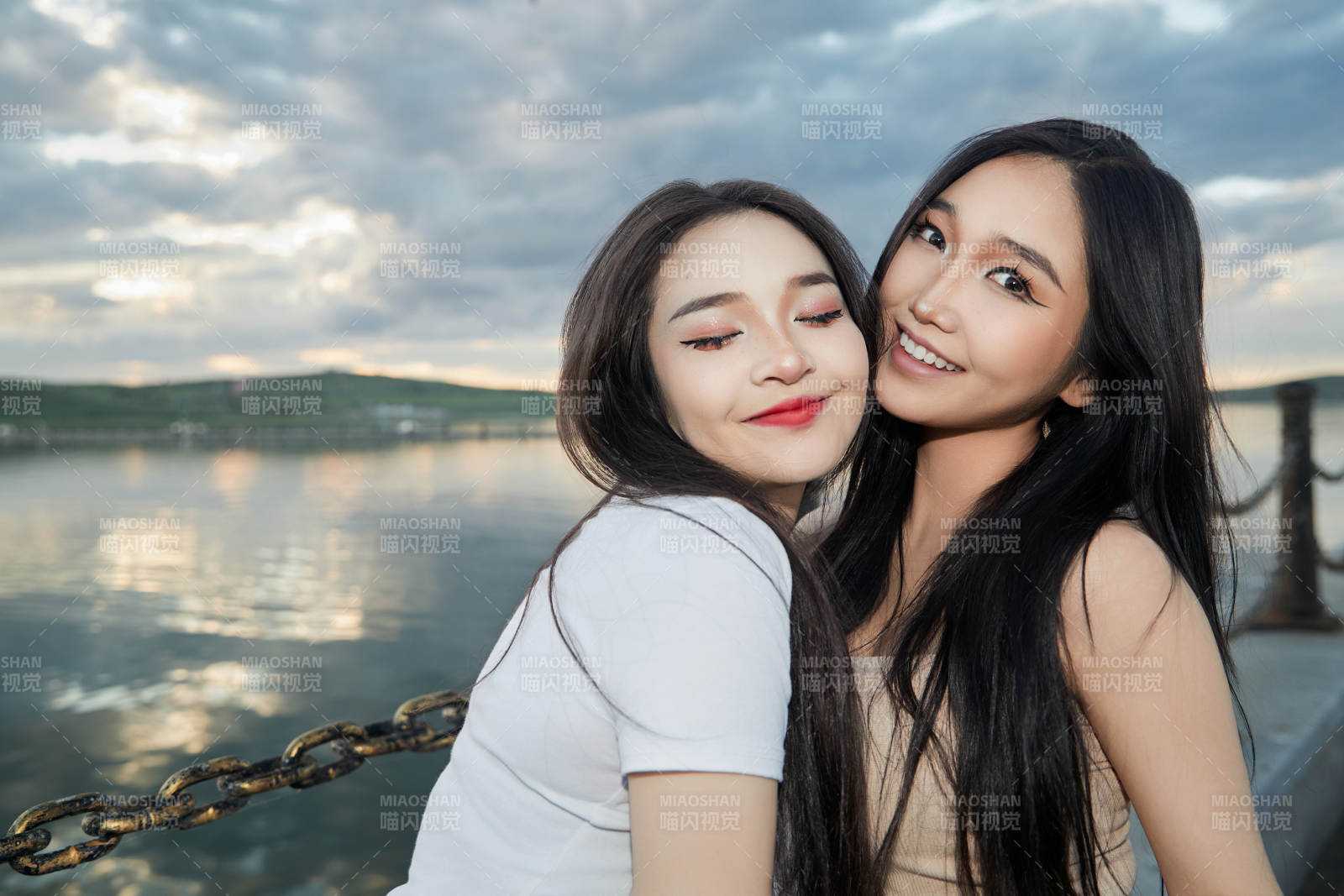 傍晚在湖邊欣賞風景拍照的亞洲美女們