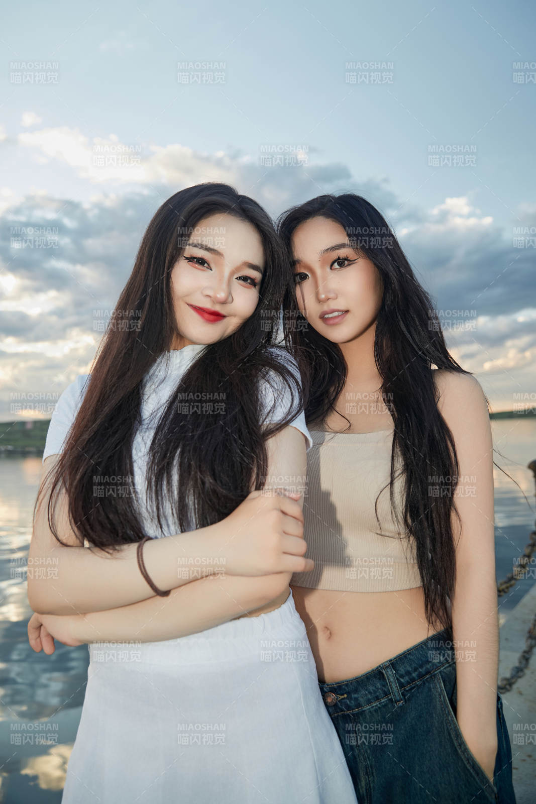 傍晚在湖边欣赏风景拍照的亚洲美女们