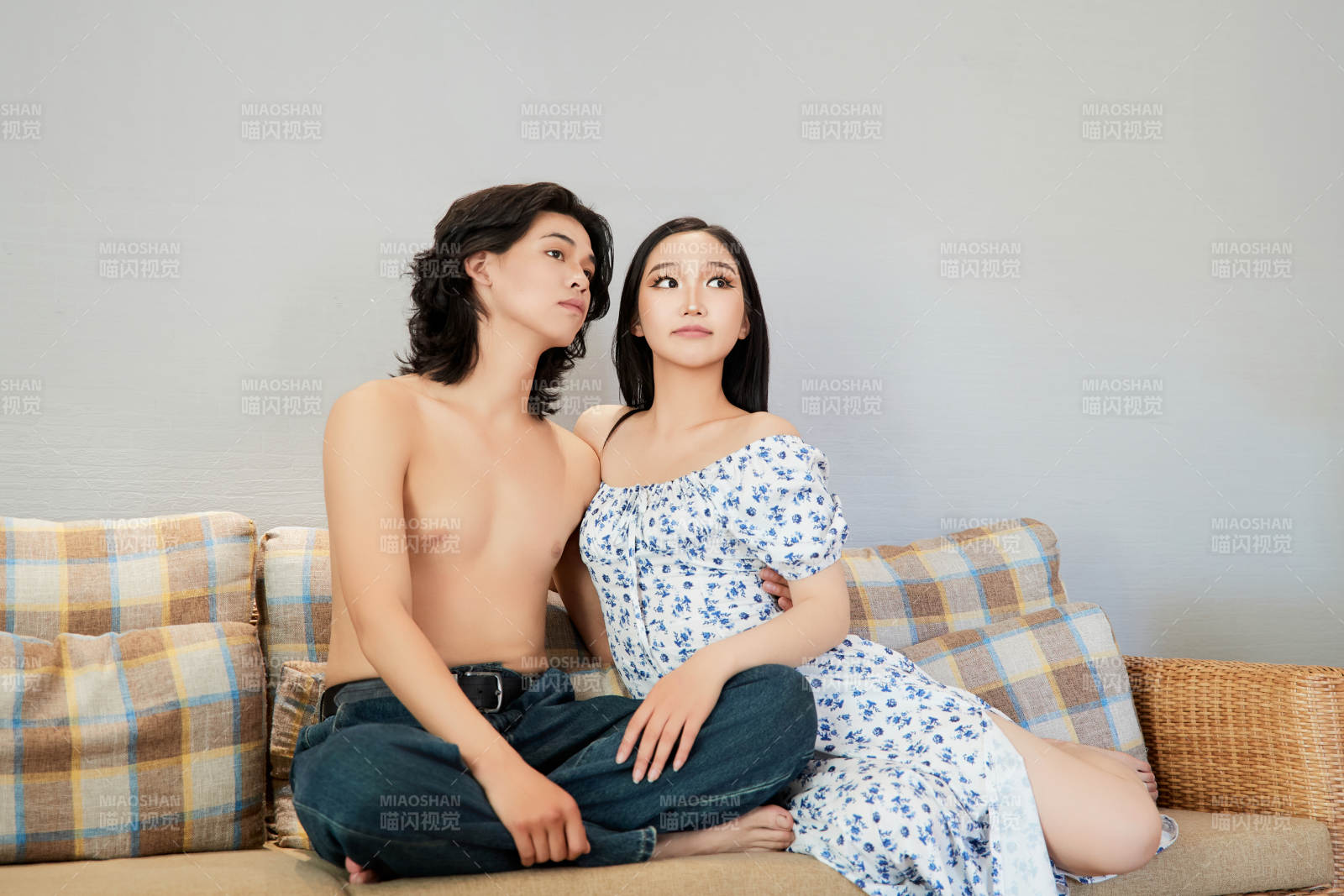 假日居家休息的青年情侶