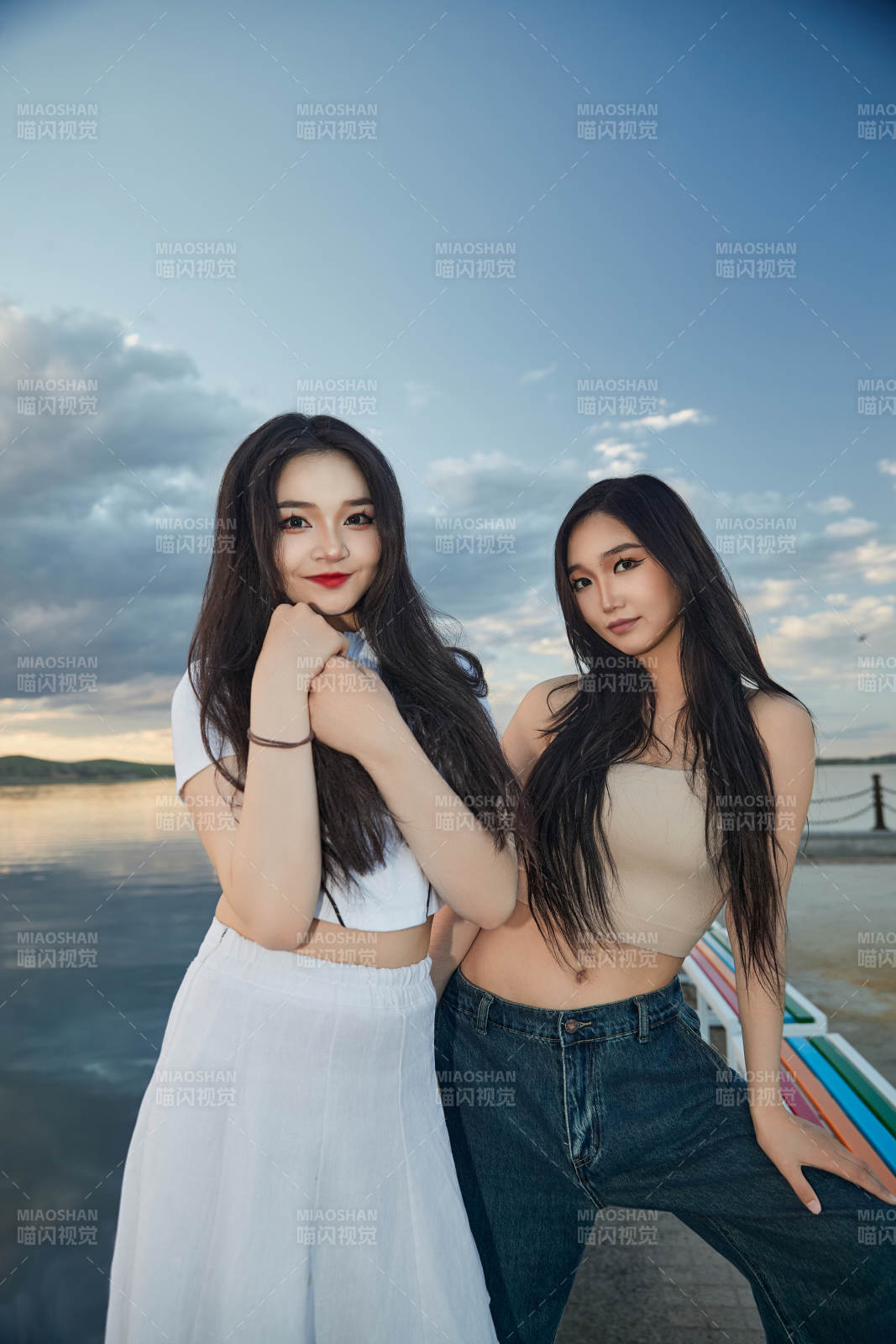 傍晚在湖边欣赏风景拍照的亚洲美女们