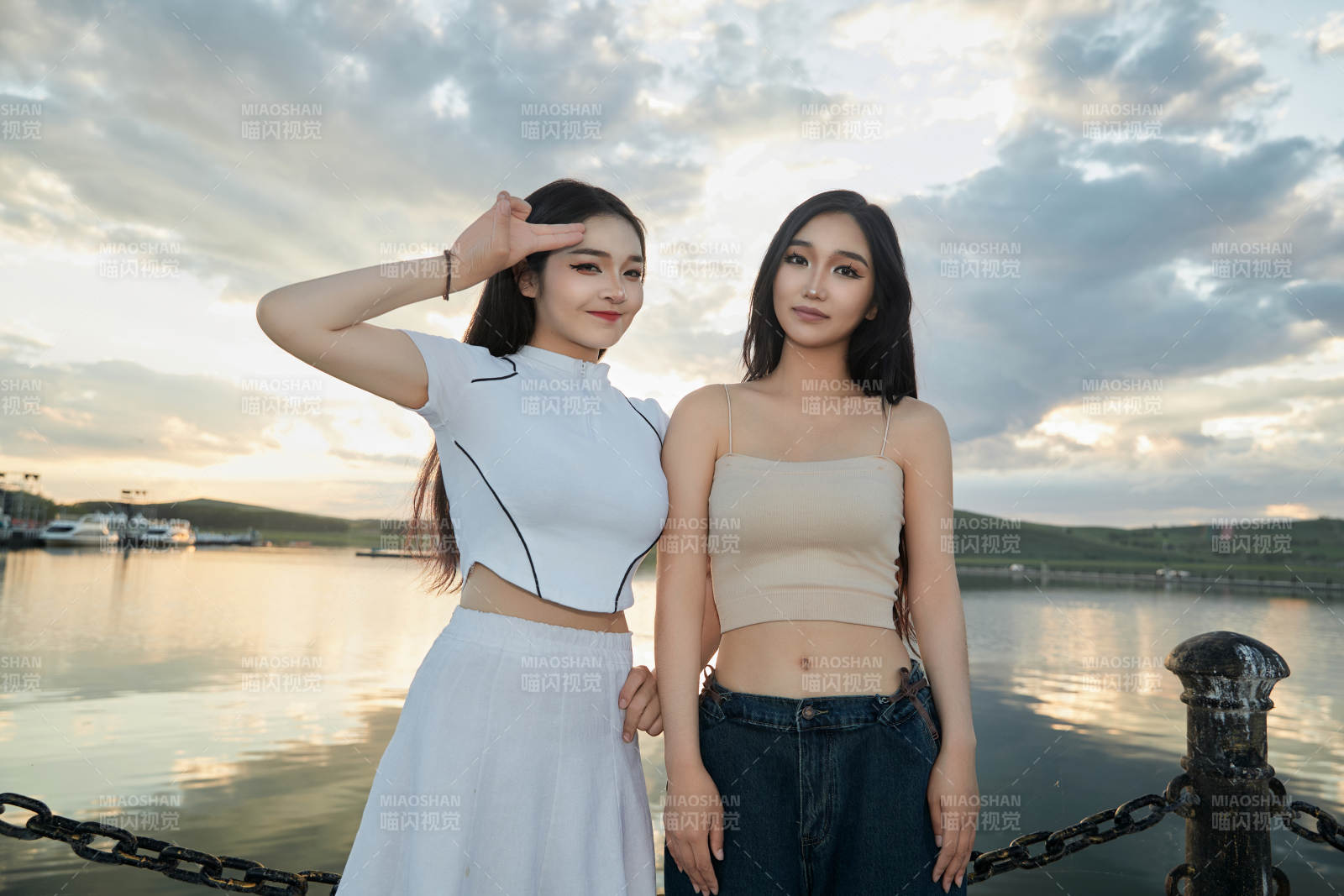 傍晚在湖边欣赏风景拍照的亚洲美女们