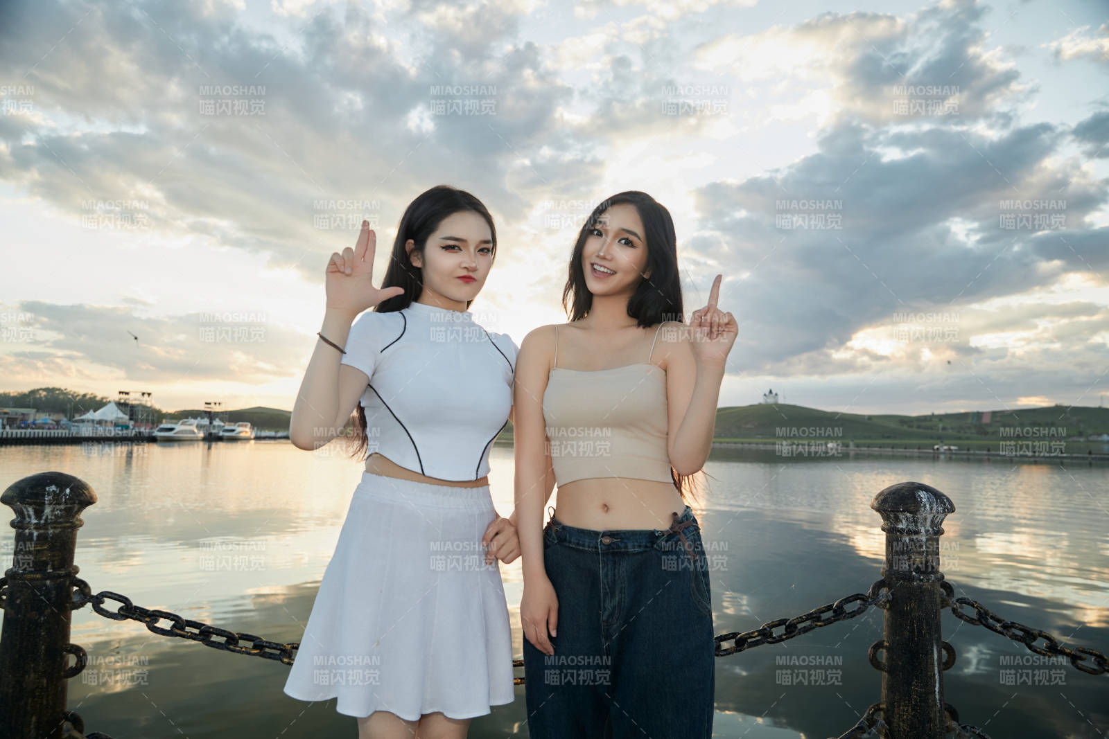 傍晚在湖邊欣賞風景拍照的亞洲美女們