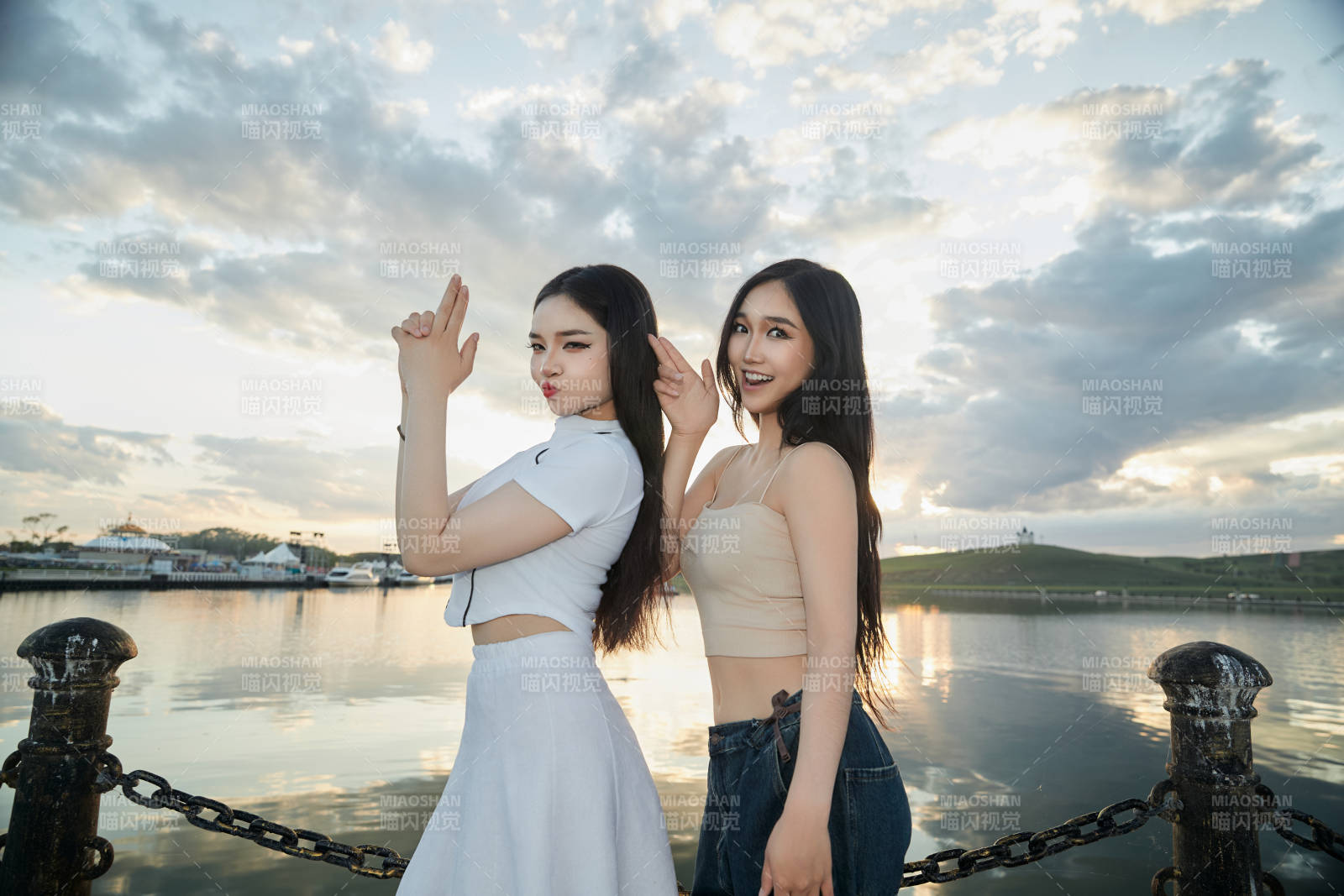 傍晚在湖邊欣賞風景拍照的亞洲美女們