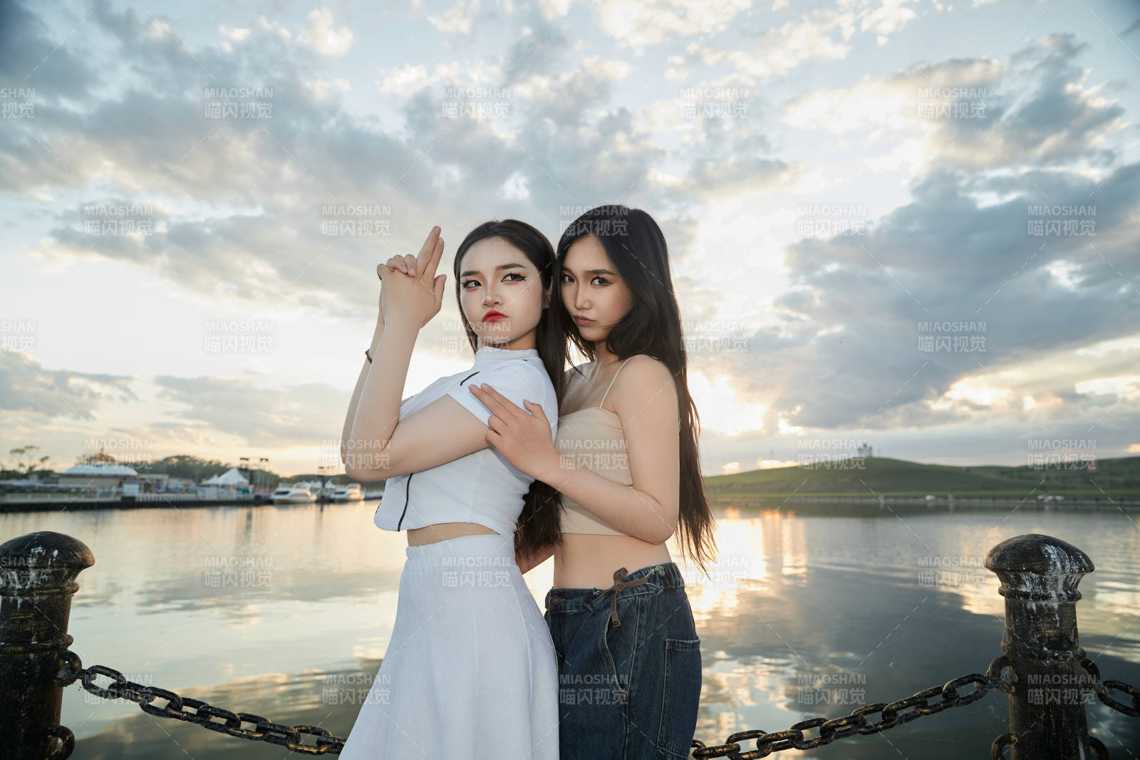 傍晚在湖邊欣賞風景拍照的亞洲美女們