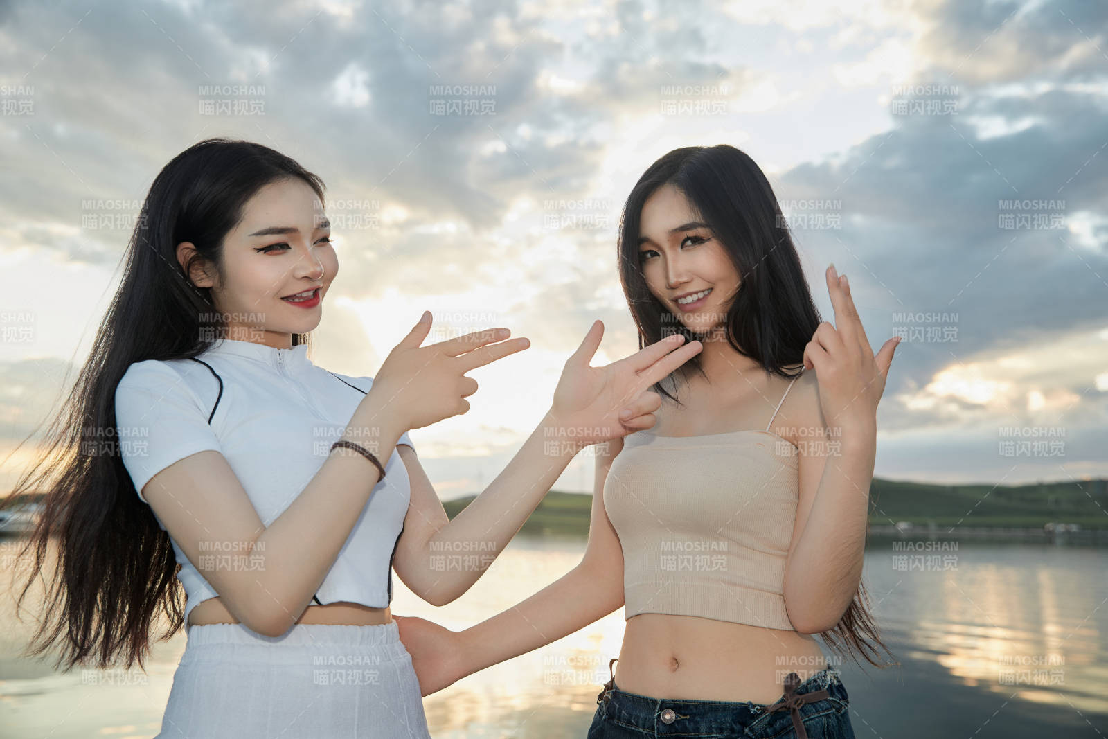 傍晚在湖边欣赏风景拍照的亚洲美女们