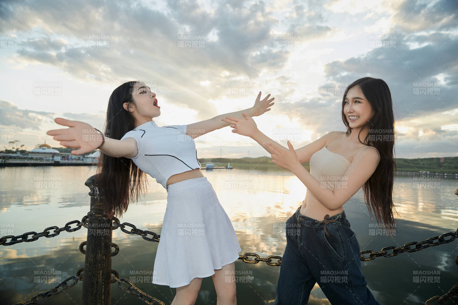 傍晚在湖邊欣賞風(fēng)景拍照的亞洲美女們