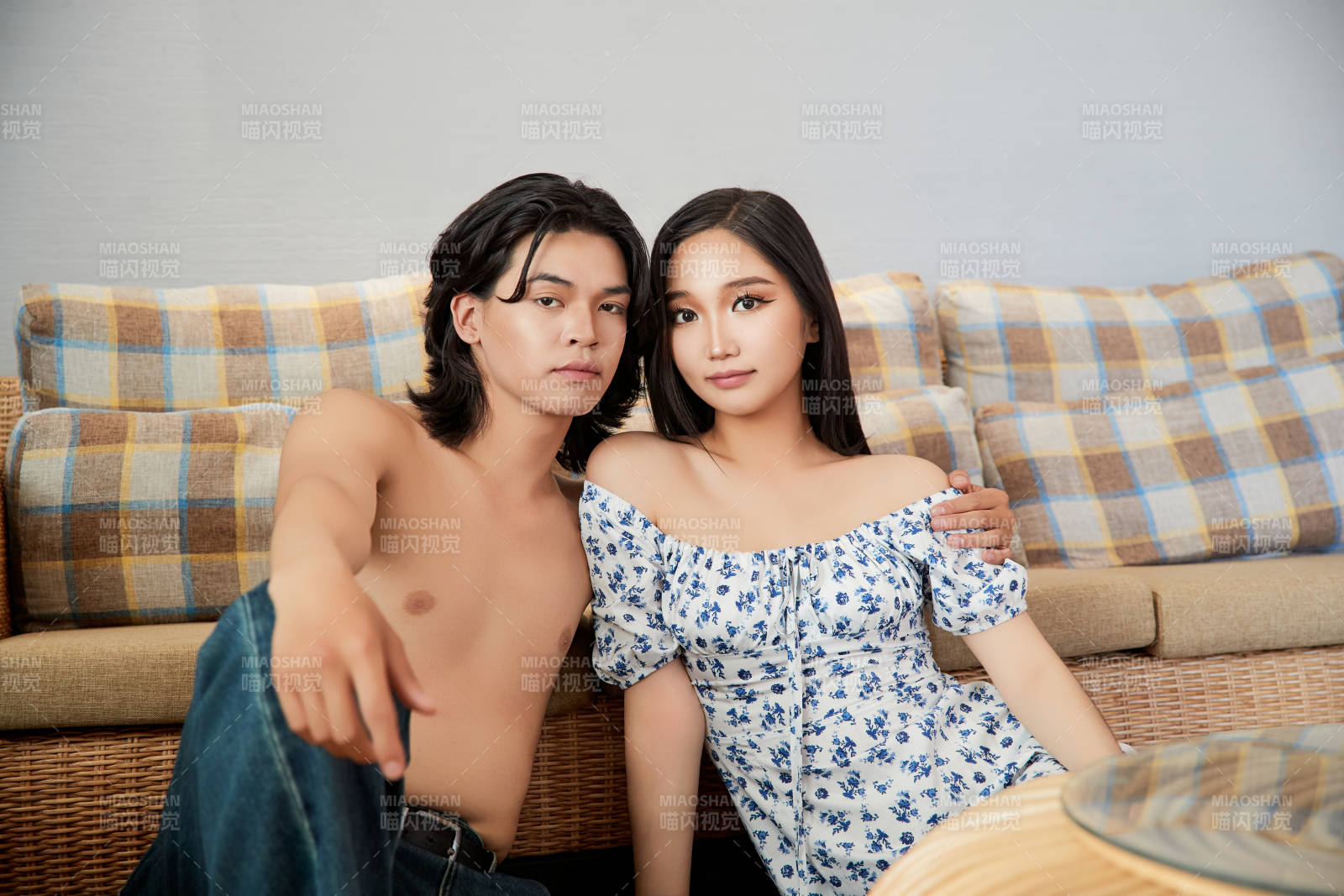 假日居家休息的青年情侶