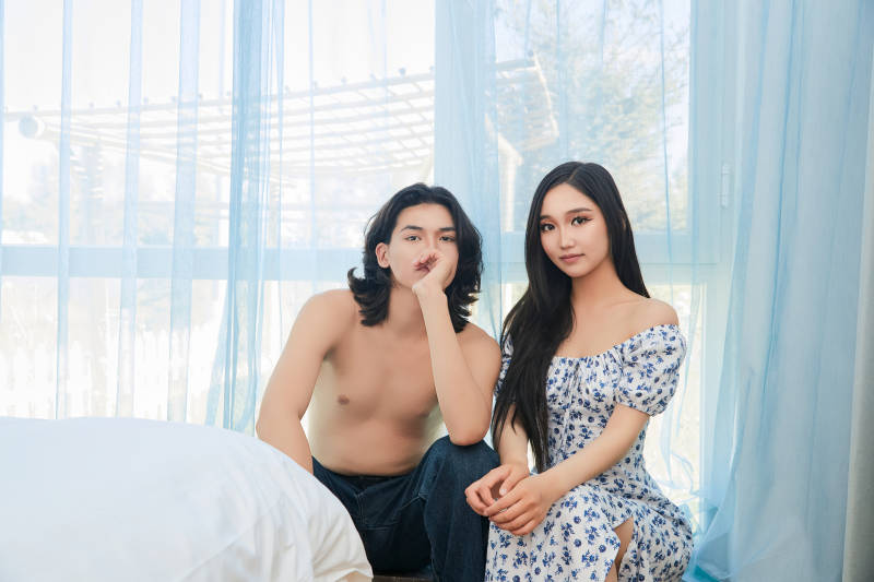 假日居家休息的青年情侣