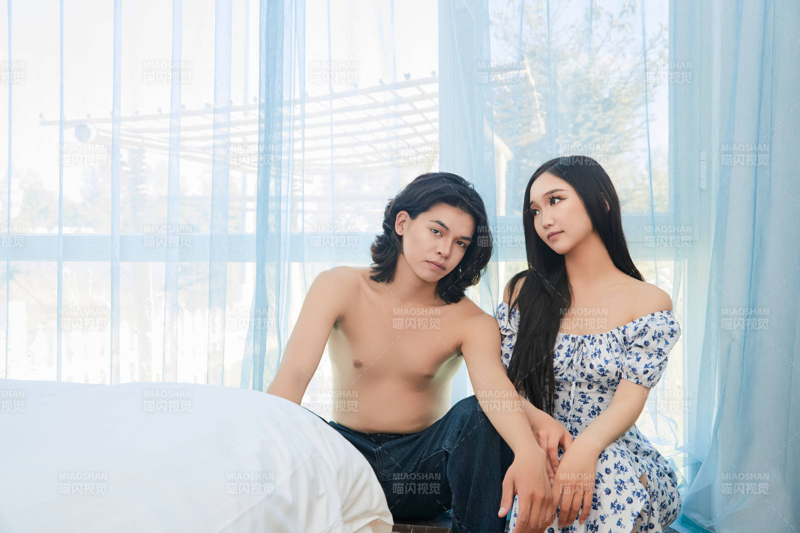 假日居家休息的青年情侶