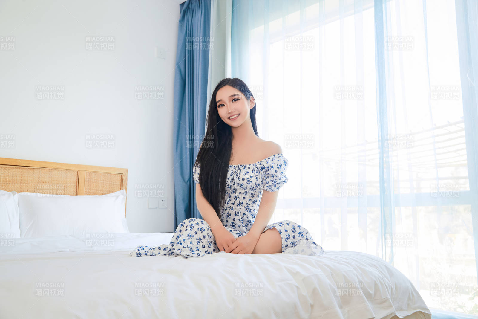 在酒店客房休息的亞洲美女