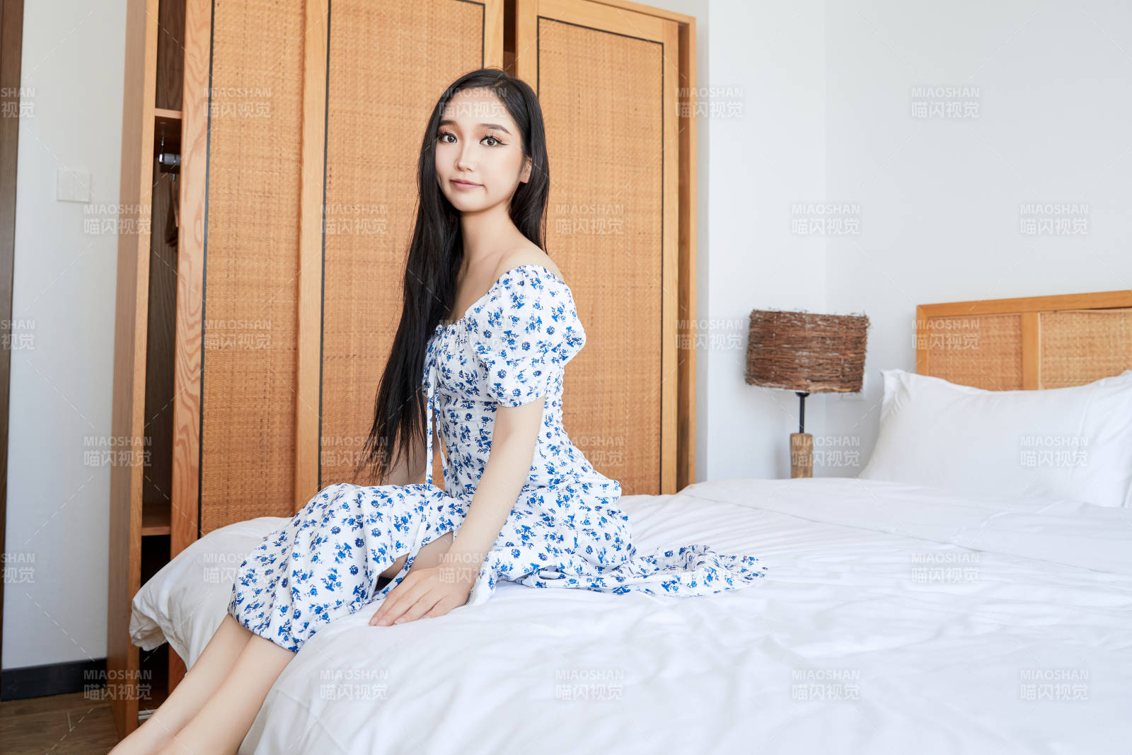 在酒店客房休息的亞洲美女