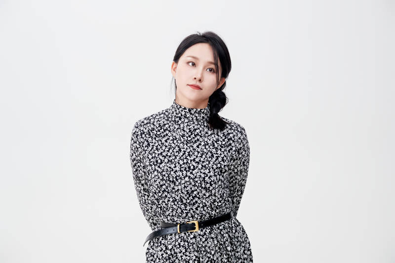 白色背景下使用手机的亚洲女性