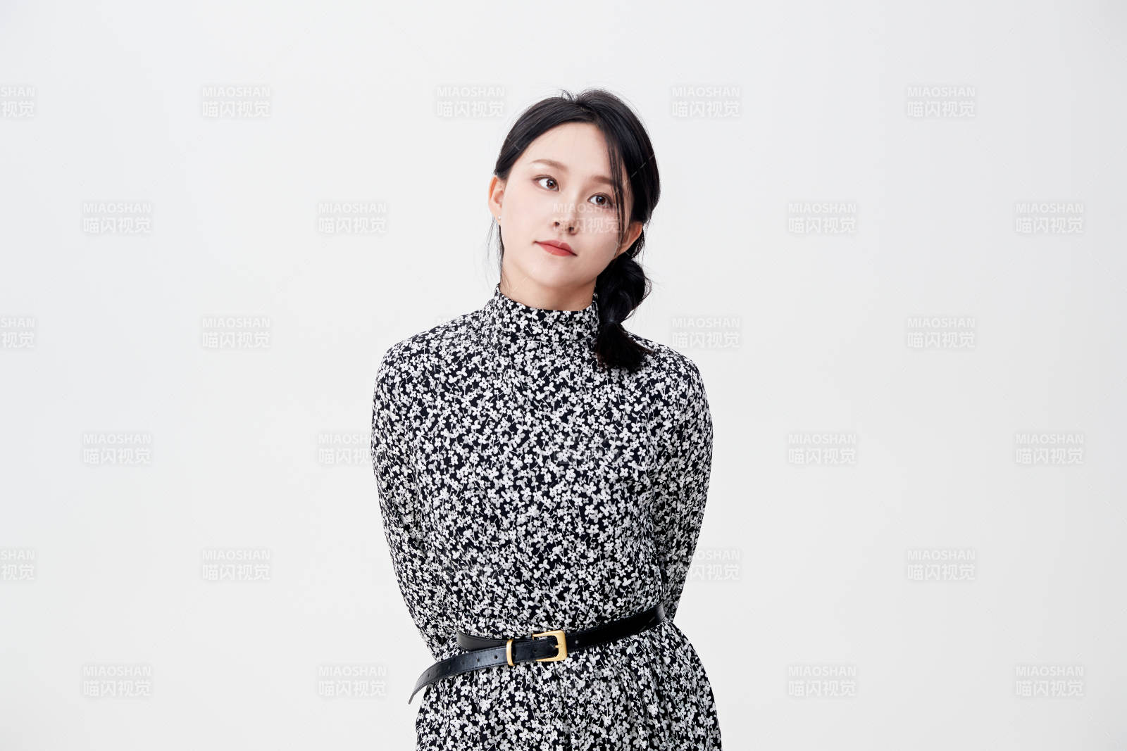 白色背景下使用手机的亚洲女性