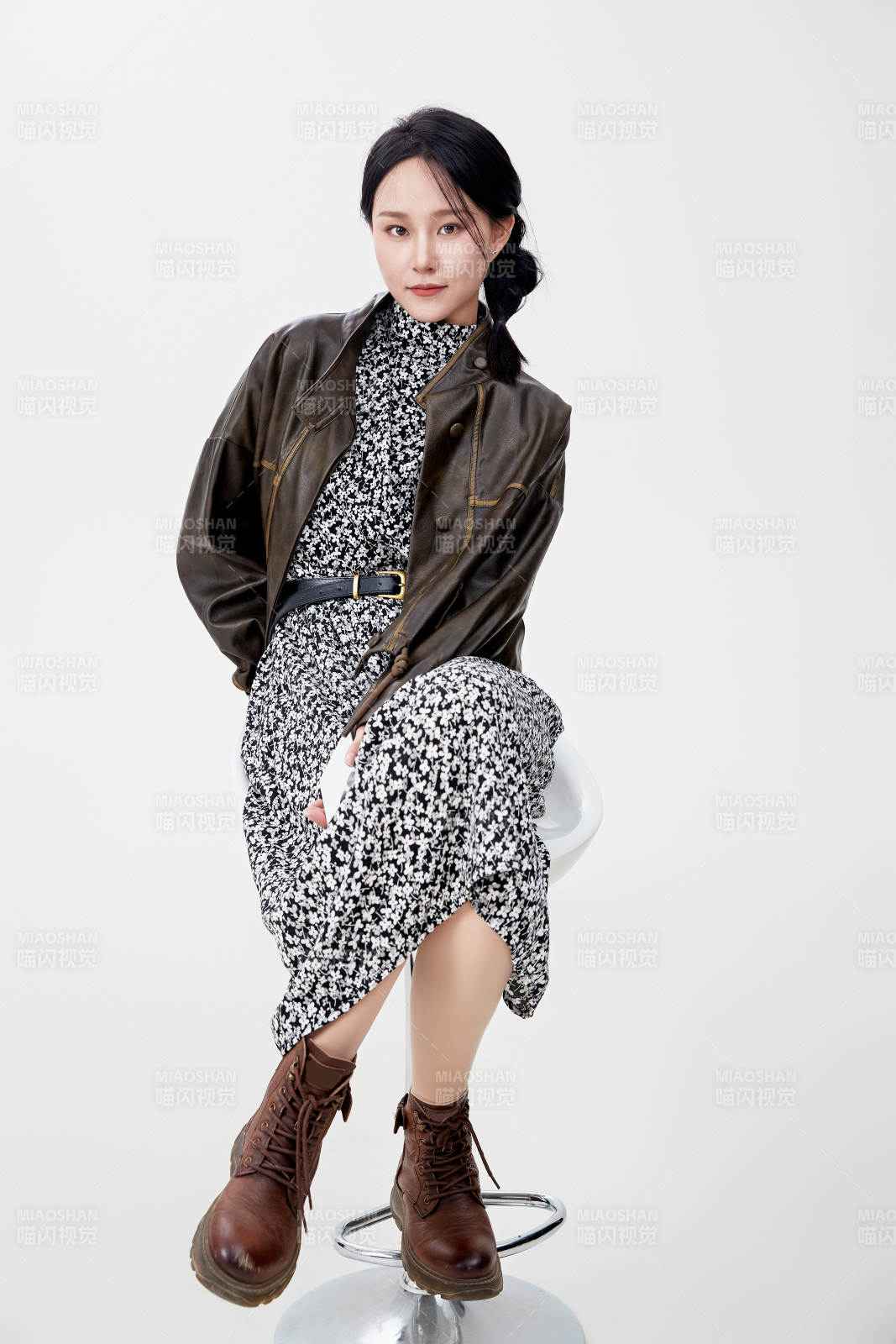 白色背景下使用手機的亞洲女性