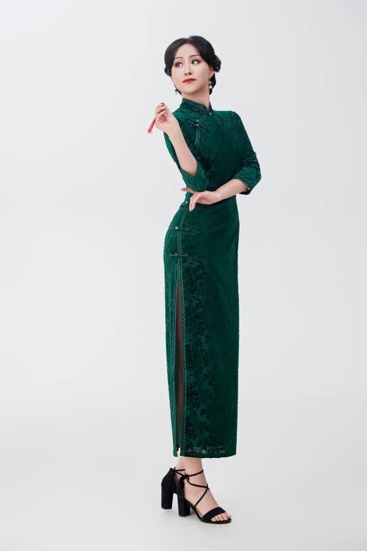 穿着中式旗袍手拿香扇的亚洲美女