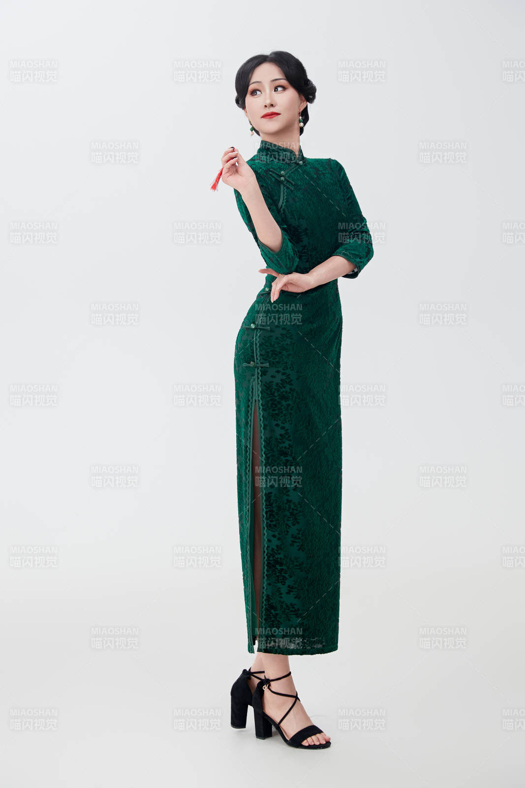 穿着中式旗袍手拿香扇的亚洲美女