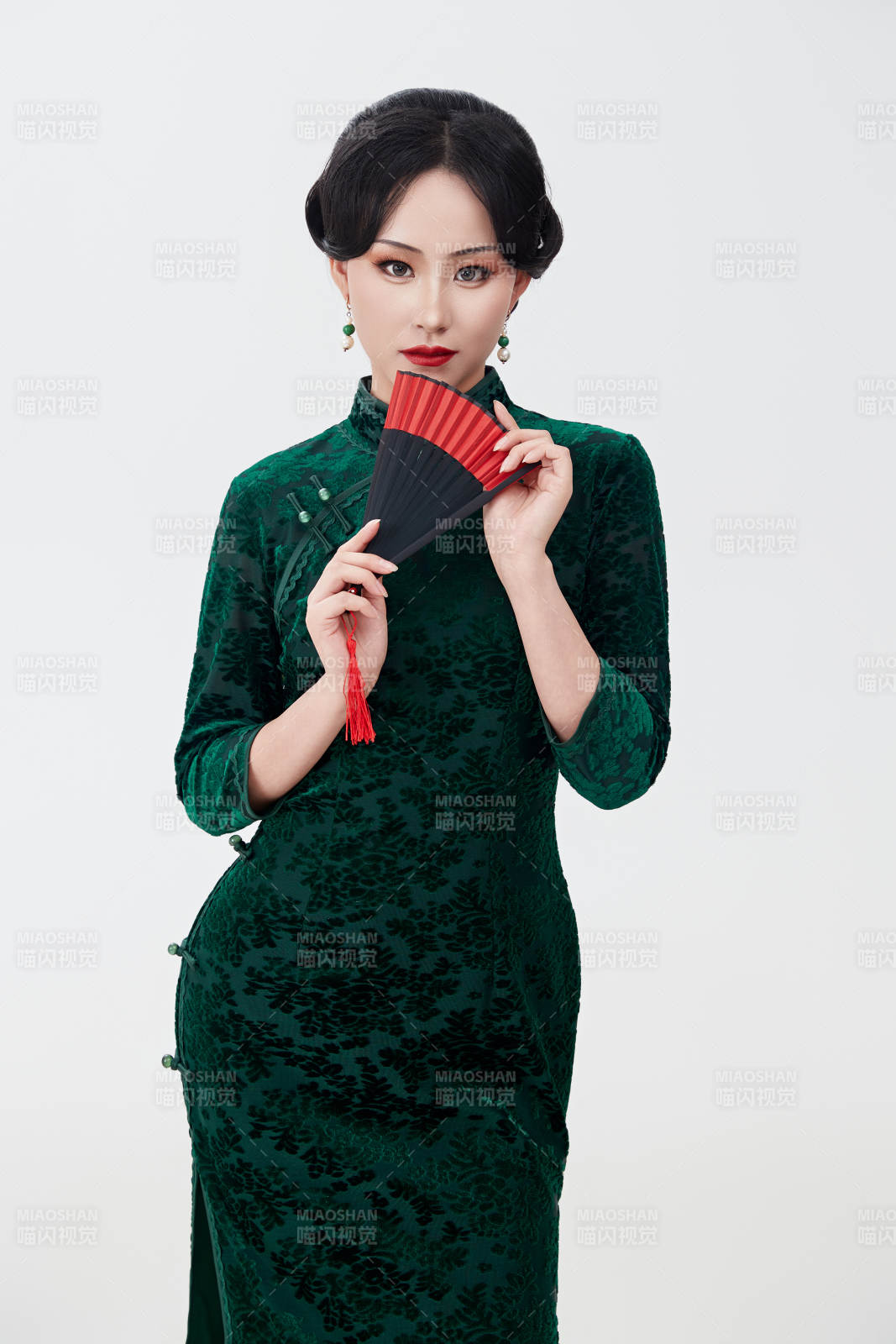 穿着中式旗袍手拿香扇的亚洲美女