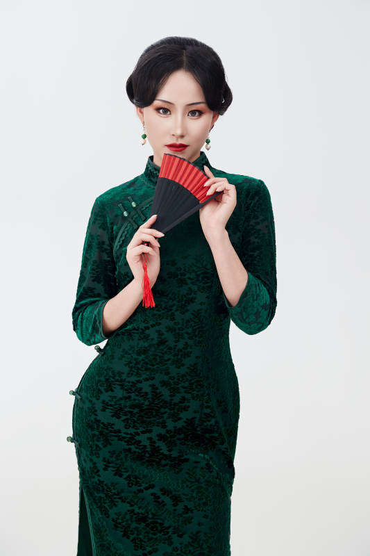 穿着中式旗袍手拿香扇的亚洲美女