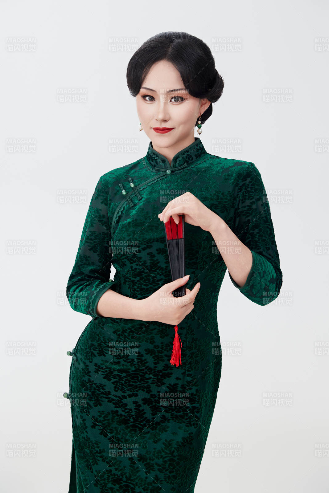 穿着中式旗袍手拿香扇的亚洲美女图片