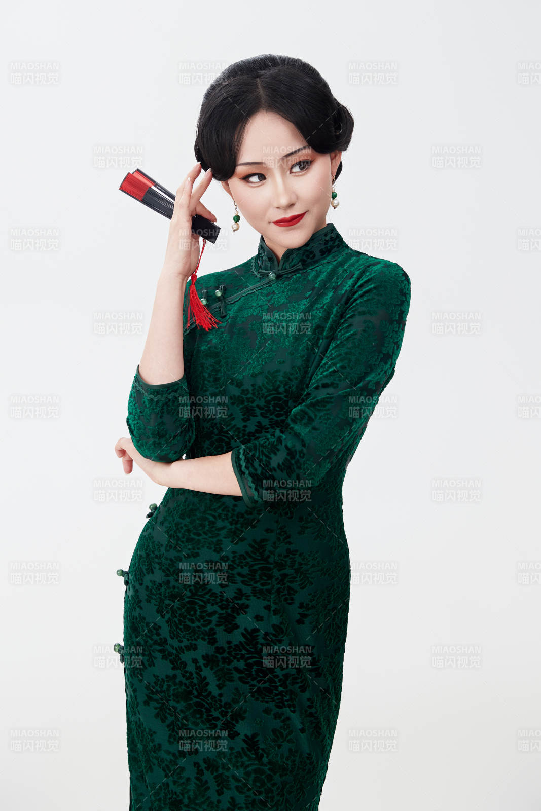 穿著中式旗袍手拿香扇的亞洲美女