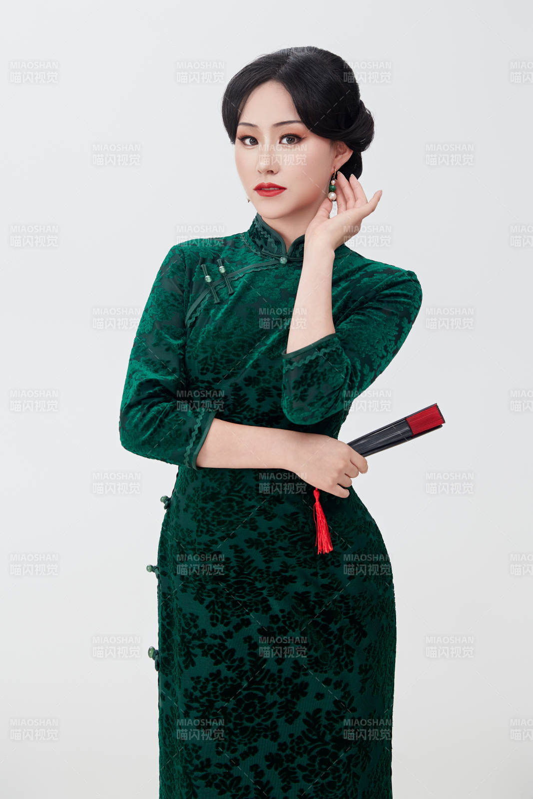 穿著中式旗袍手拿香扇的亞洲美女