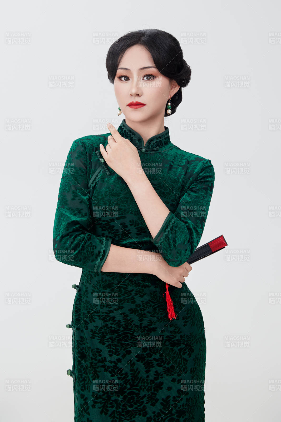 穿著中式旗袍手拿香扇的亞洲美女