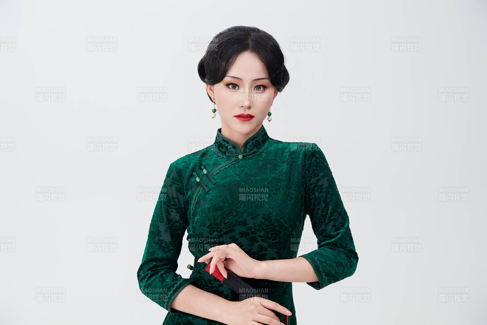 穿着中式旗袍手拿香扇的亚洲美女图片