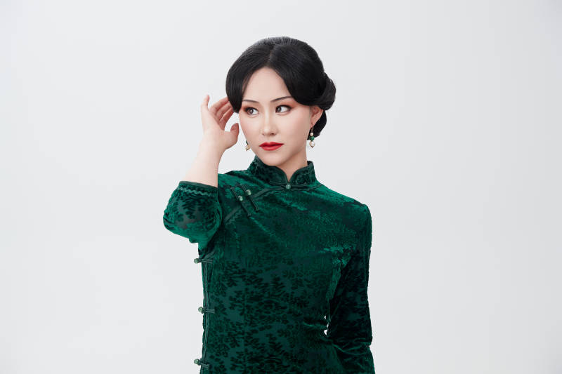 身着传统中式旗袍的亚洲美女