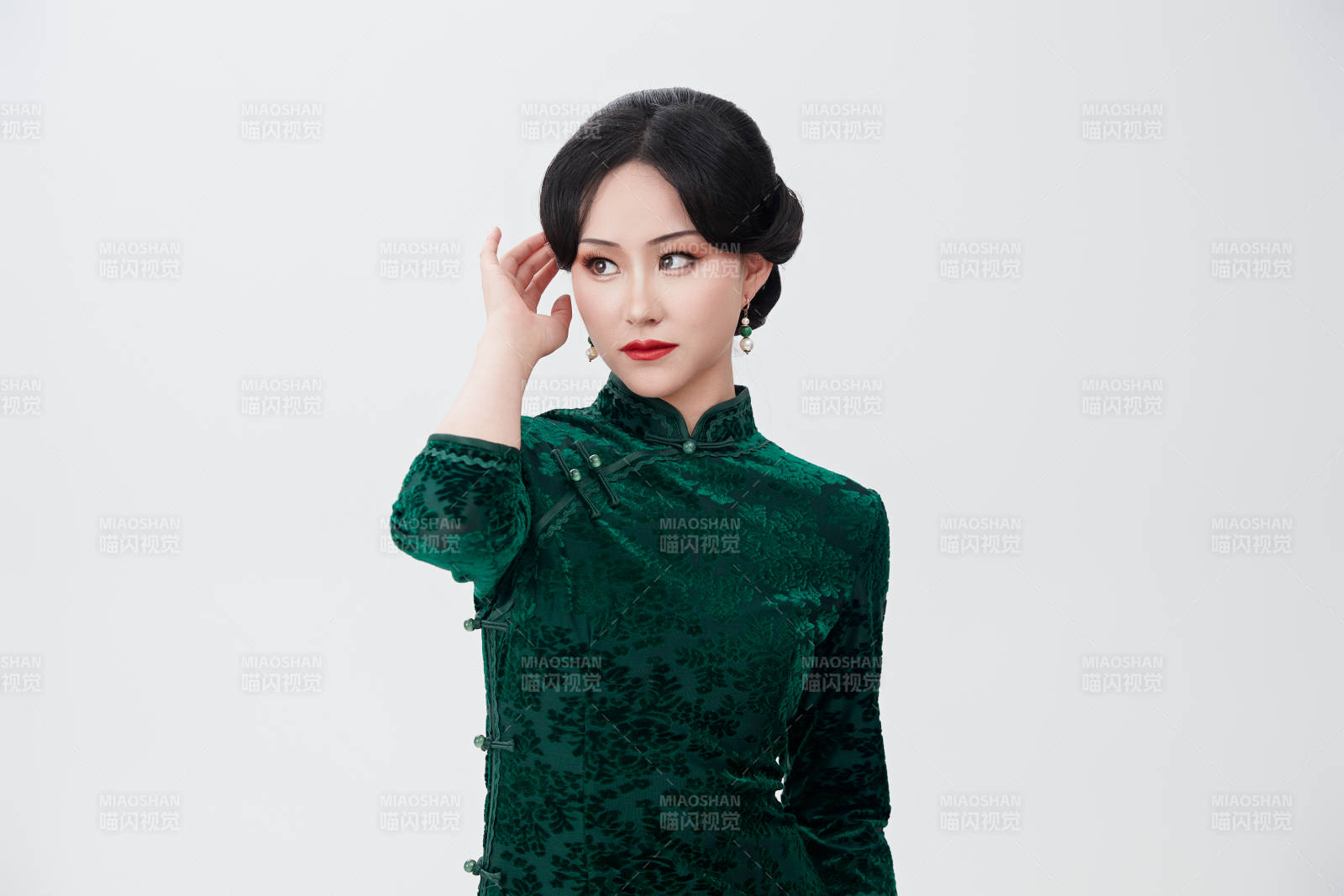 身着传统中式旗袍的亚洲美女