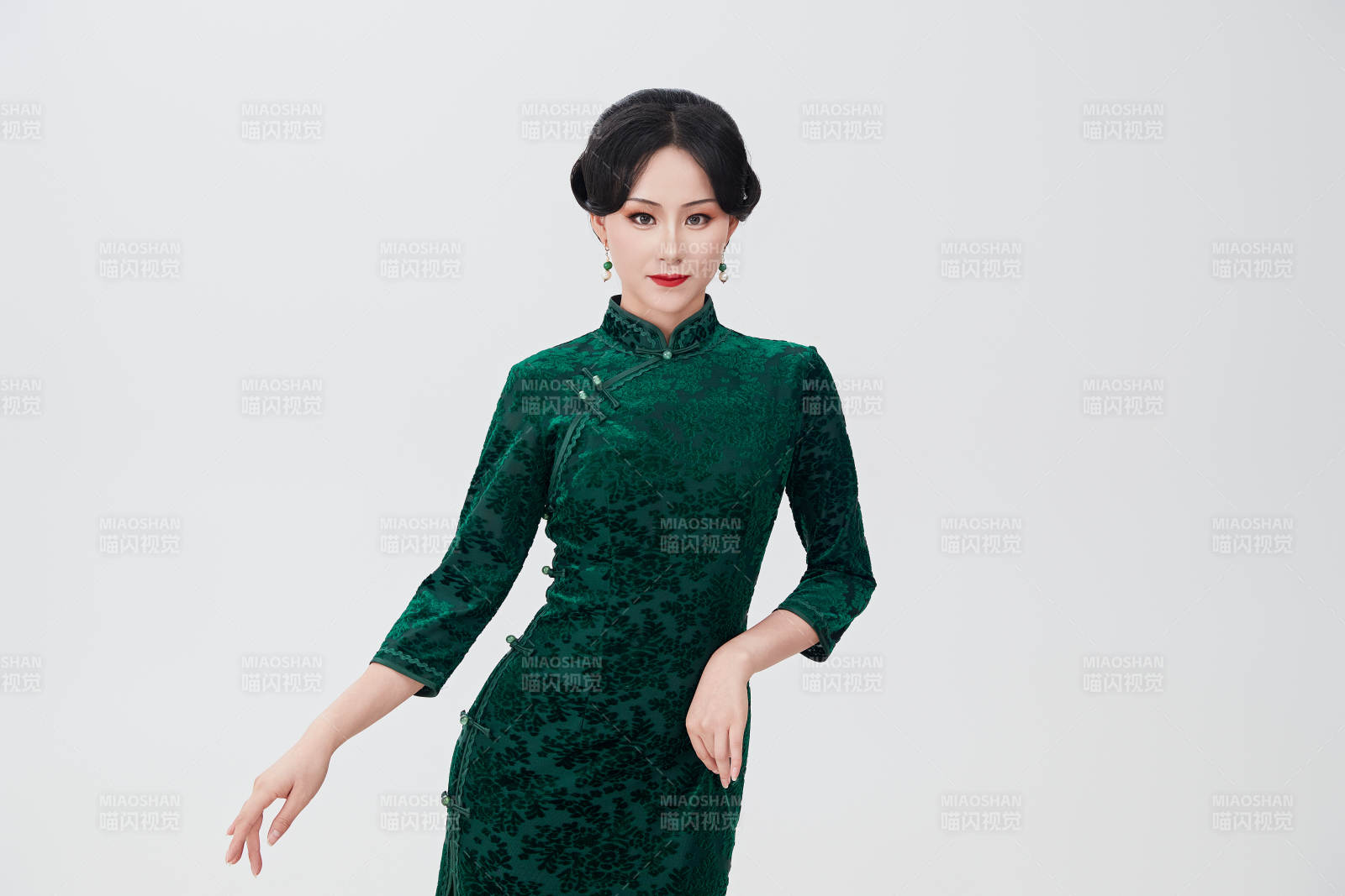 身着传统中式旗袍的亚洲美女