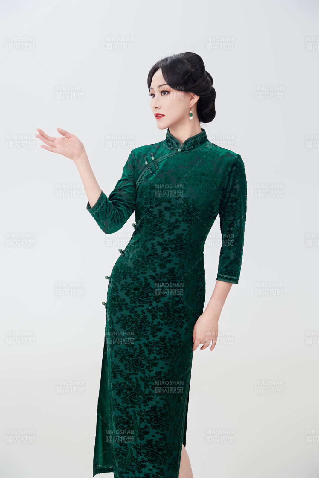 身著傳統中式旗袍的亞洲美女