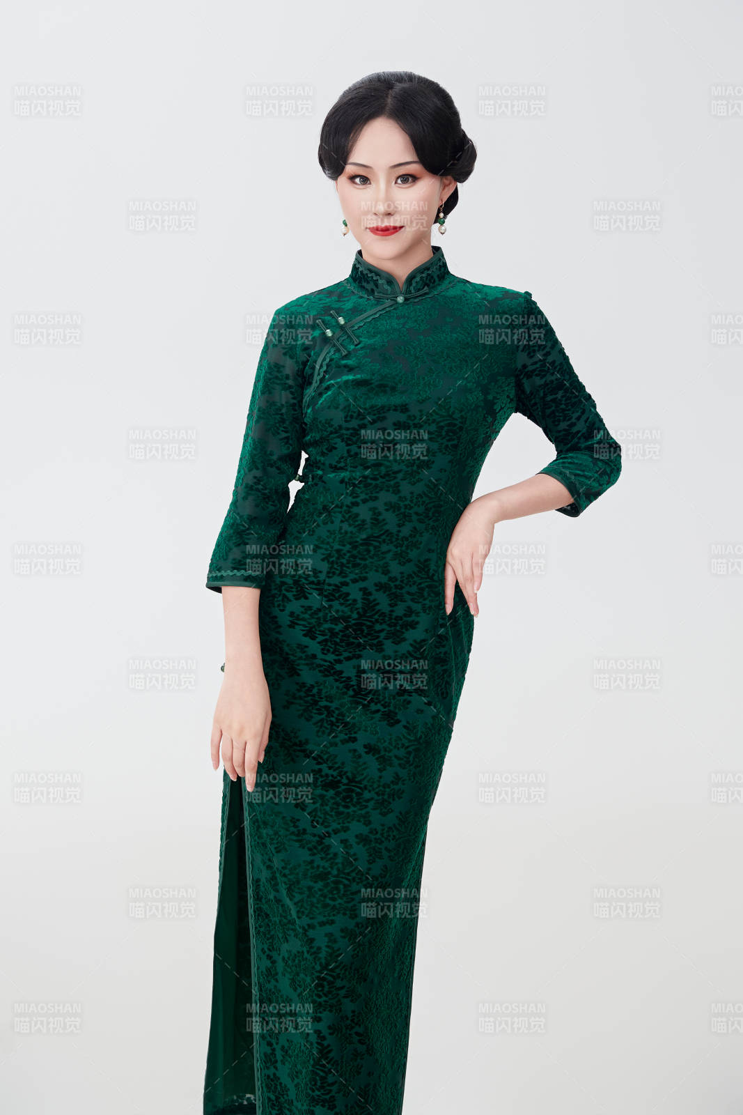 身著傳統中式旗袍的亞洲美女