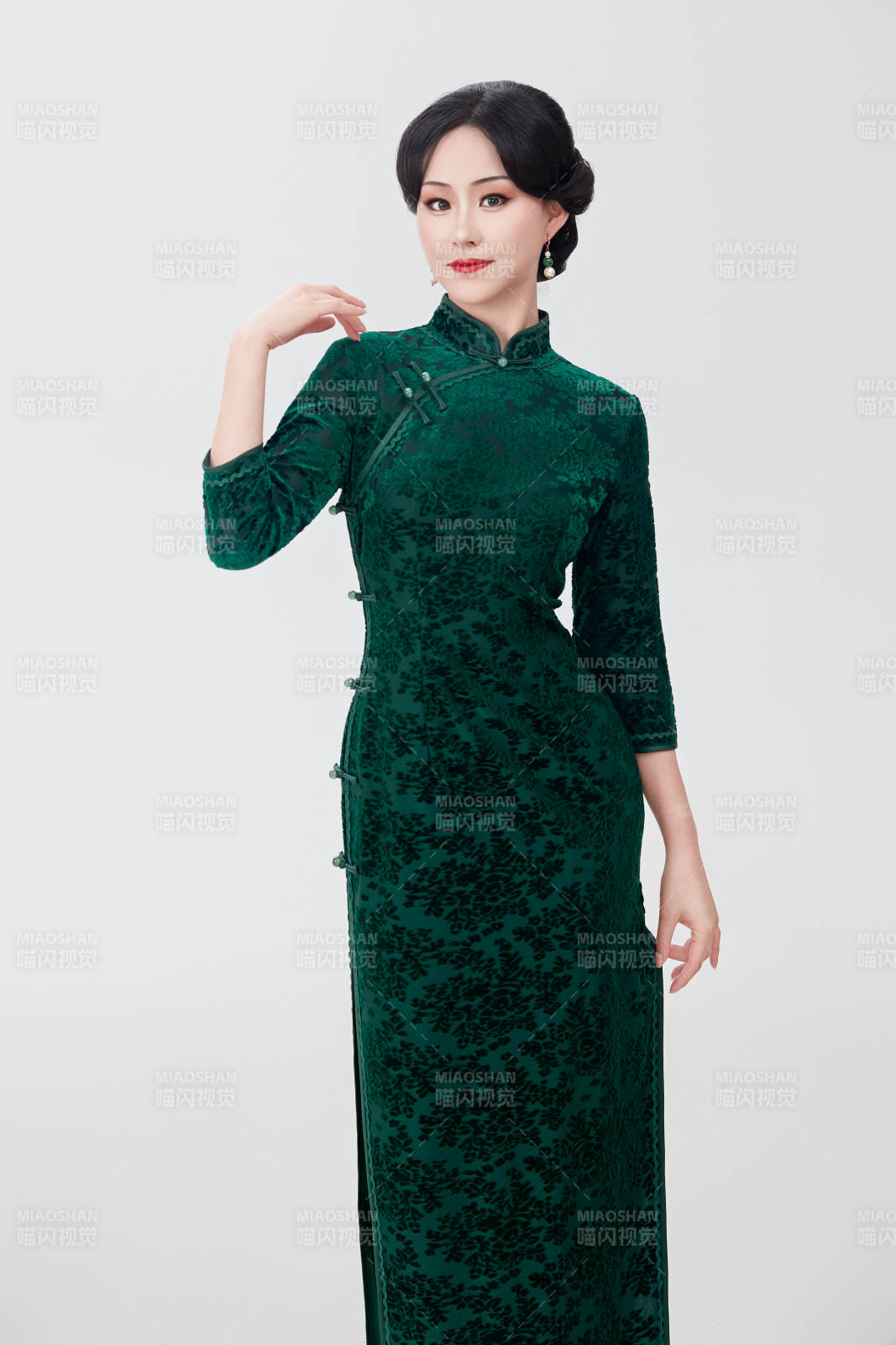 身著傳統(tǒng)中式旗袍的亞洲美女