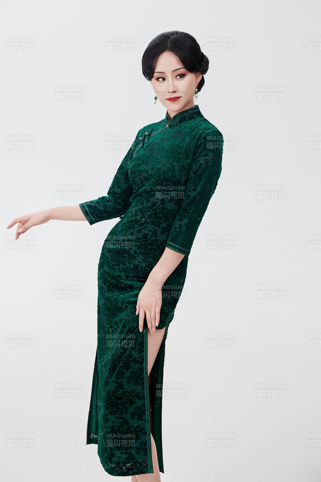 身著傳統中式旗袍的亞洲美女