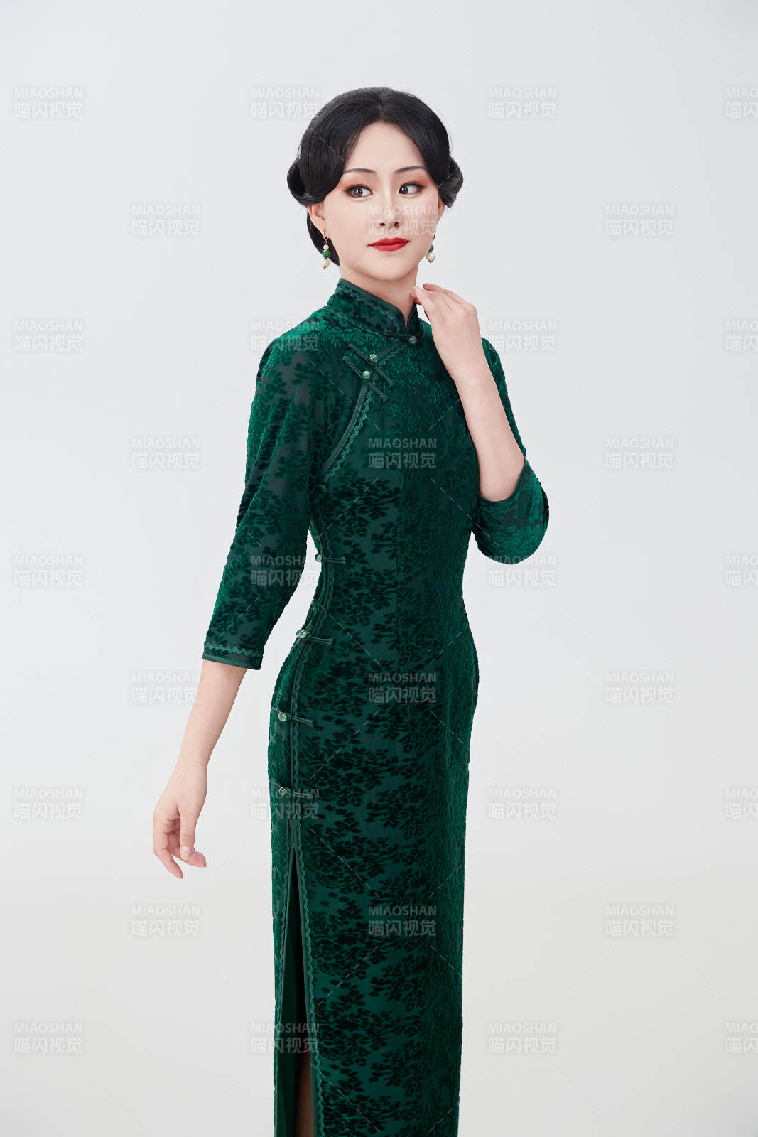 身著傳統中式旗袍的亞洲美女