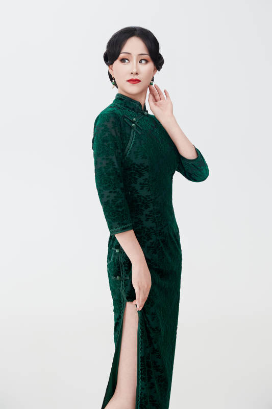 身着传统中式旗袍的亚洲美女