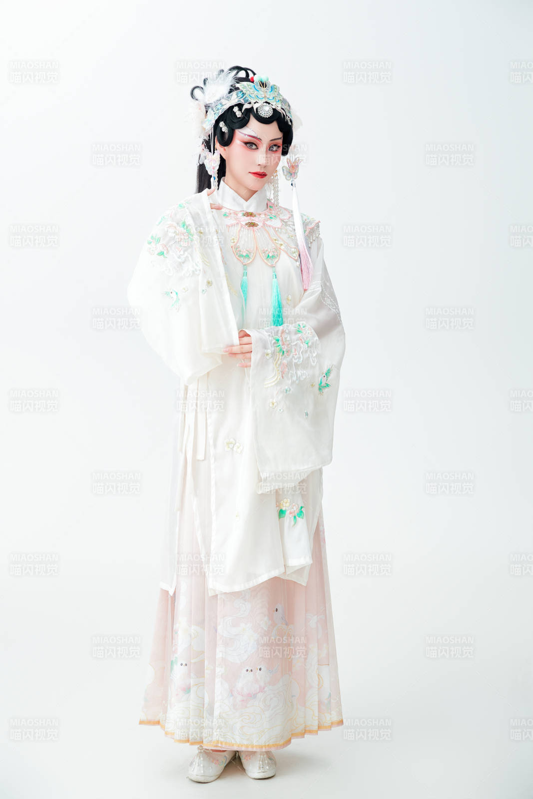 白色背景下國潮新派戲曲裝扮的亞洲美女