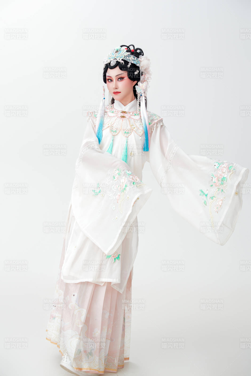 白色背景下国潮新派戏曲装扮的亚洲美女