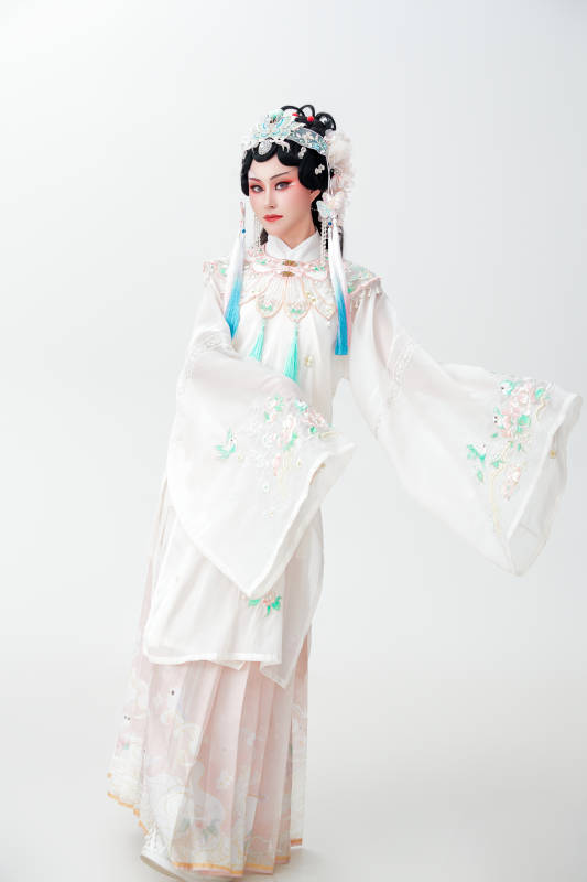 白色背景下国潮新派戏曲装扮的亚洲美女