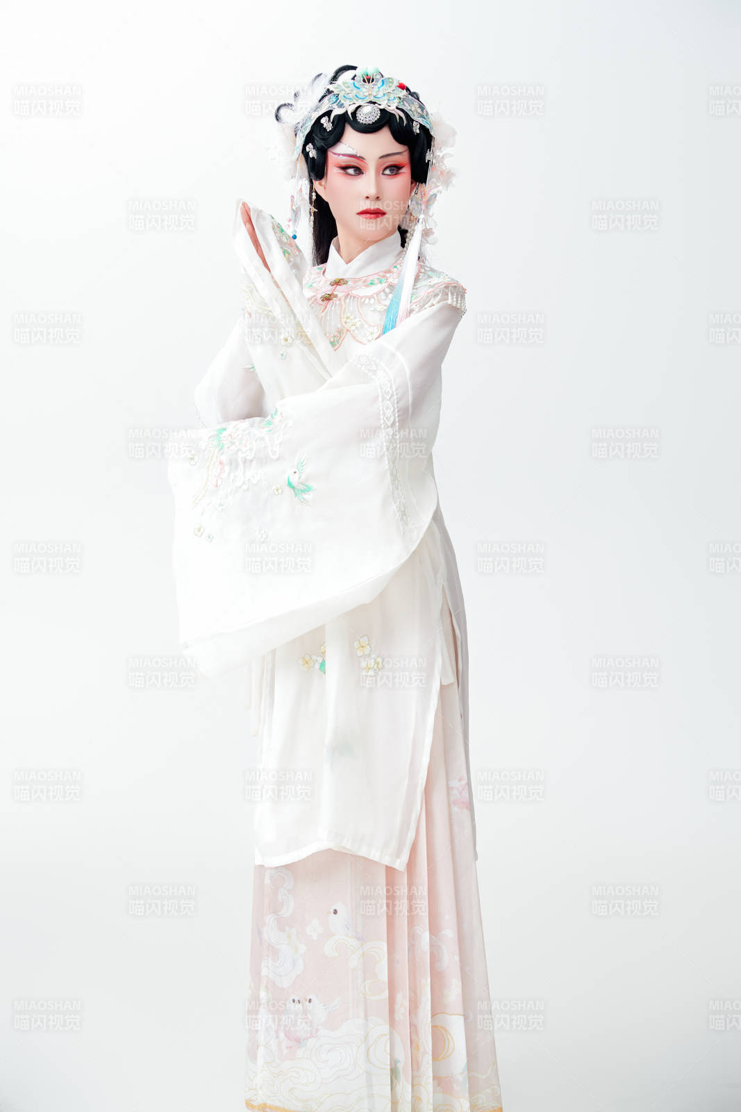 白色背景下国潮新派戏曲装扮的亚洲美女图片