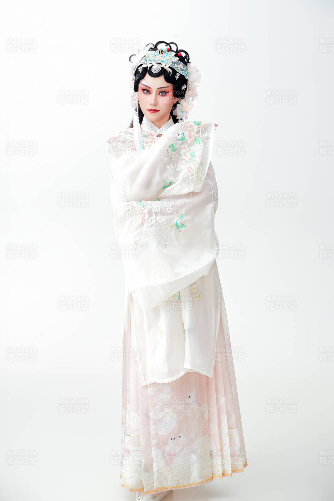 白色背景下国潮新派戏曲装扮的亚洲美女图片