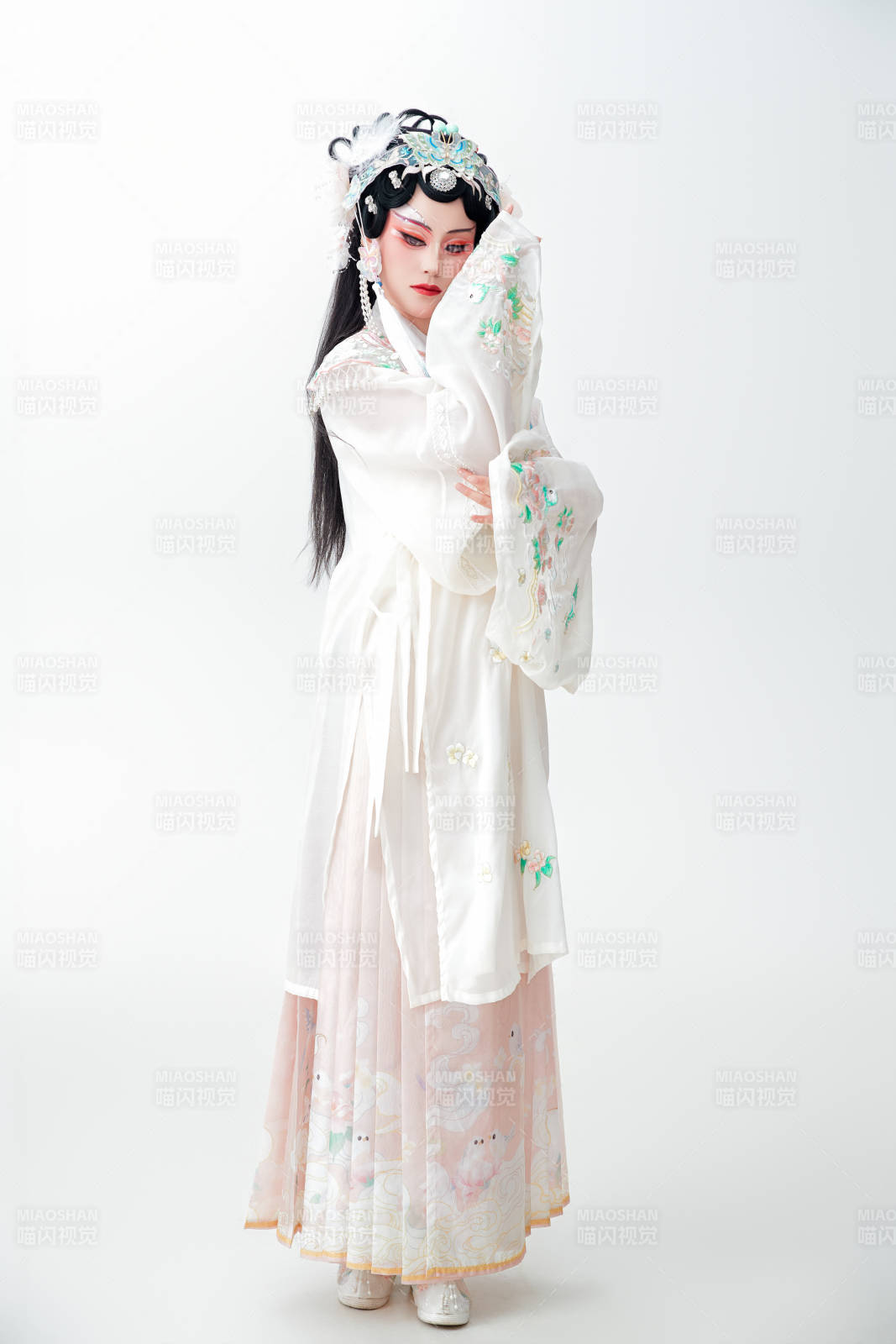 白色背景下国潮新派戏曲装扮的亚洲美女图片